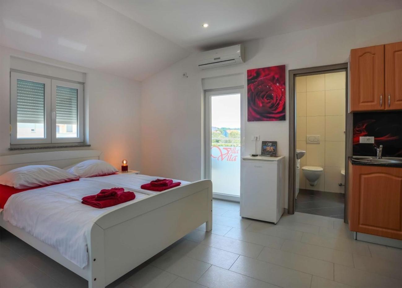 Villa Vita Apartments & Studios With Common Pool Valbandon Exterior foto