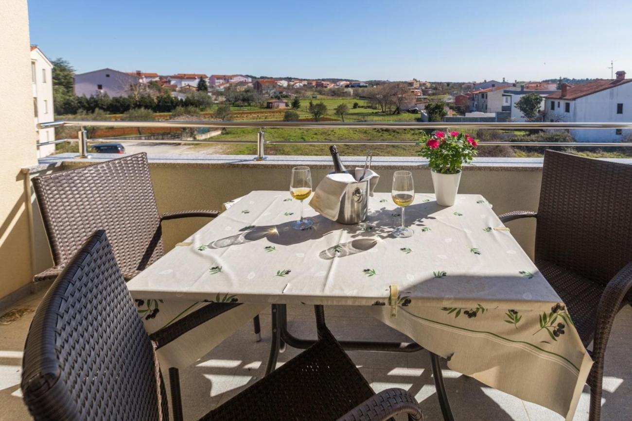 Villa Vita Apartments & Studios With Common Pool Valbandon Exterior foto