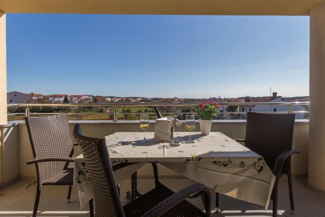 Villa Vita Apartments & Studios With Common Pool Valbandon Exterior foto
