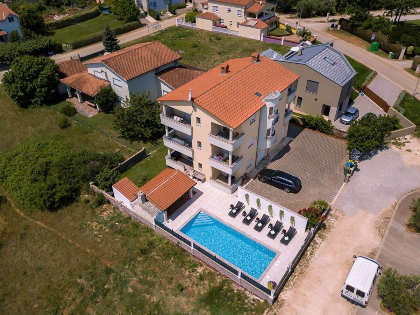 Villa Vita Apartments & Studios With Common Pool Valbandon Exterior foto