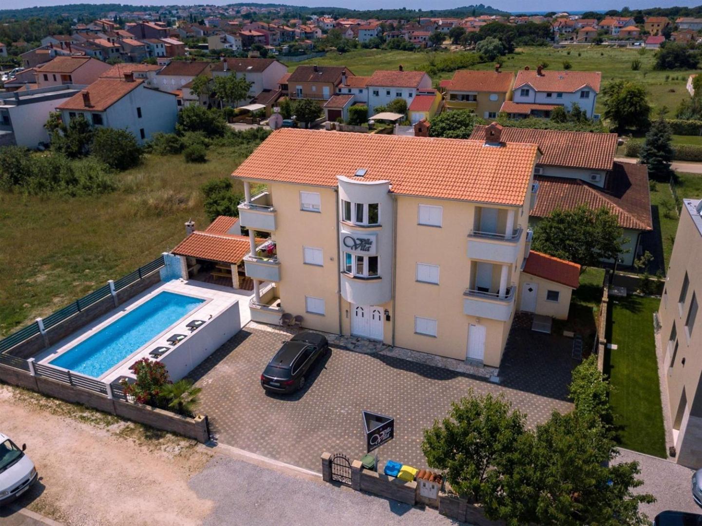 Villa Vita Apartments & Studios With Common Pool Valbandon Exterior foto