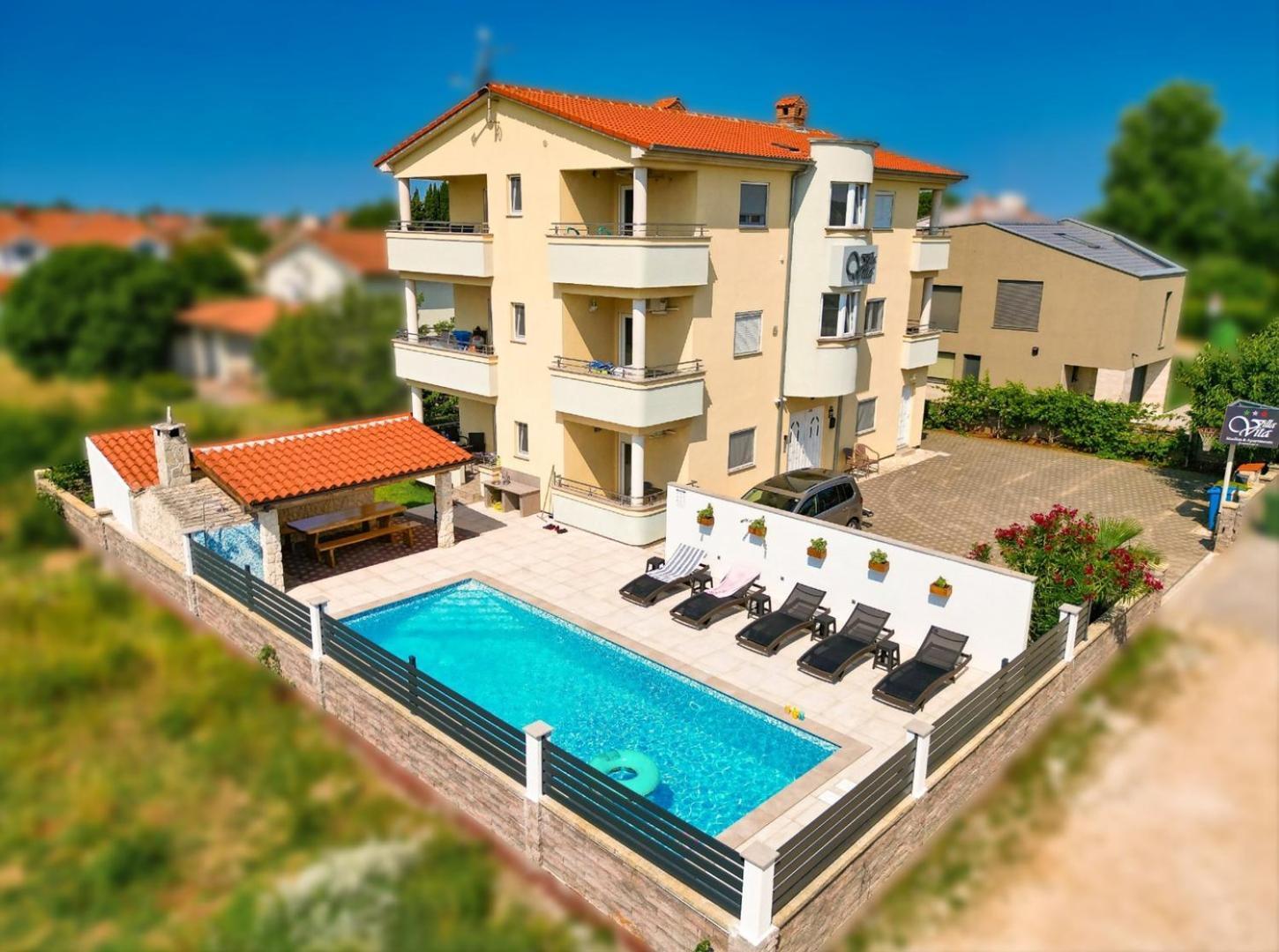 Villa Vita Apartments & Studios With Common Pool Valbandon Exterior foto